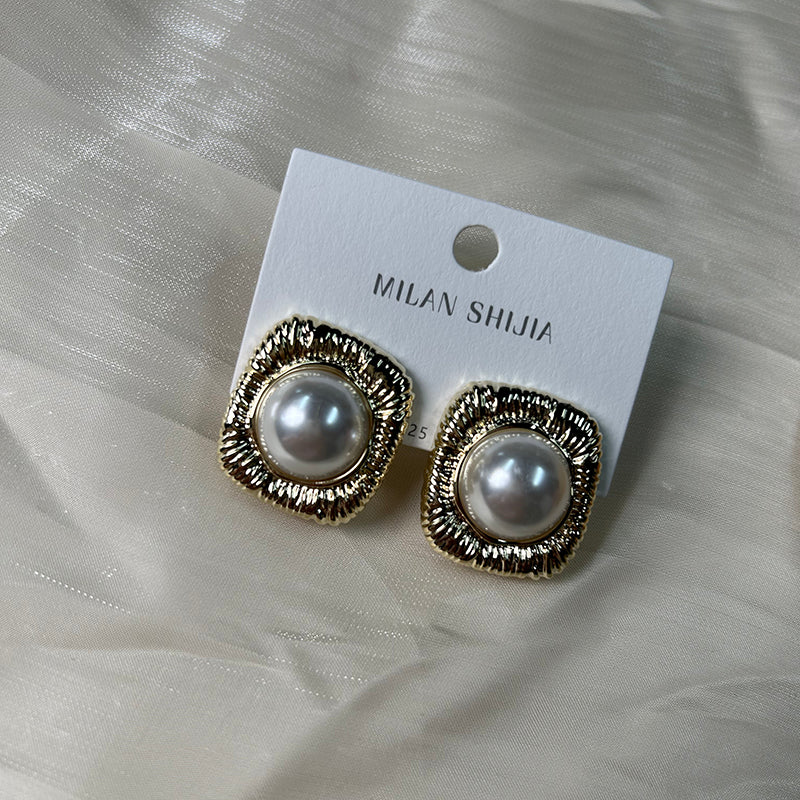Vivian #13 [golden plated pearl earrings studs vintage design alloy copper]