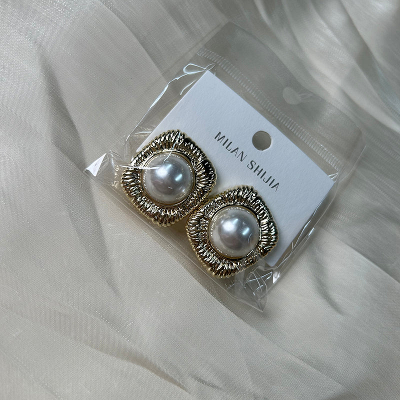 Vivian #13 [golden plated pearl earrings studs vintage design alloy copper]